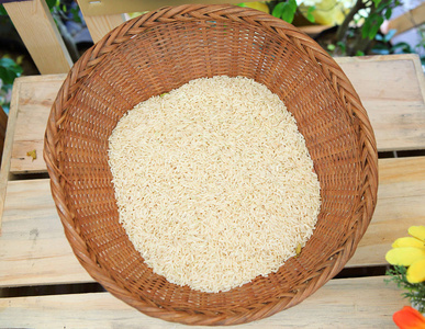 白米饭在竹编织篮子图片