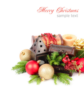 圣诞球 一盏灯和一只木箱在白色背景上的圣诞节组成。圣诞节背景以及放置文本的位置