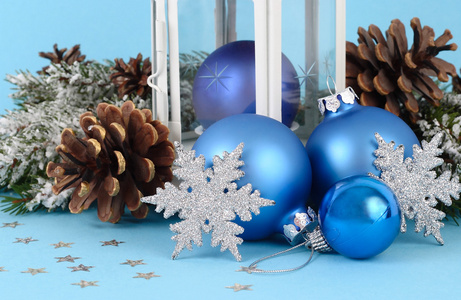 与蓝色圣诞球 锥和蓝色背景上的银色雪花圣诞组成。圣诞节背景以及放置文本的位置