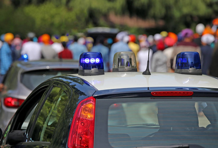 城市执法警车在城市的街道上照片