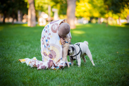 男孩和一只狗在公园