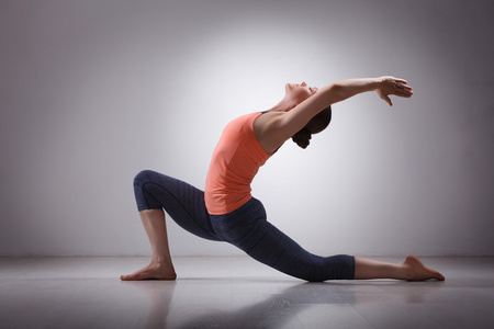 适合的瑜伽女人练习瑜伽体式 Anjaneyasana