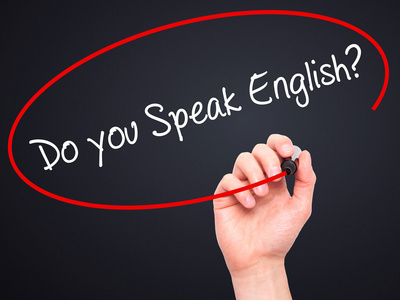 男人的手写作你讲英语吗?与上可见的黑色标记照片