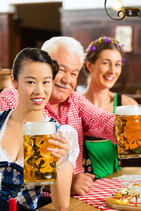 在巴伐利亚的酒吧喝啤酒的朋友
