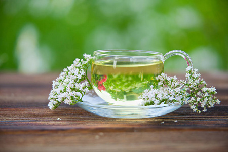 水晶杯绿茶在桌子上