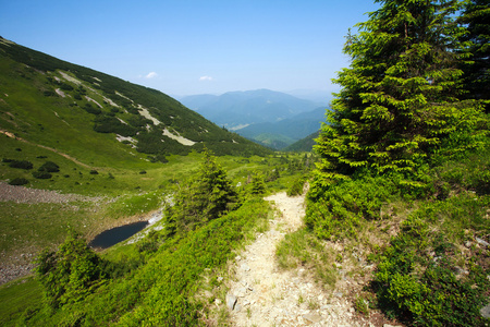 步行在山区上背景蓝色天空