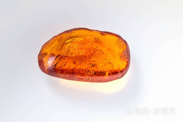 琥珀色的石头 琥珀色的矿物 松香黄琥珀色 圣石上白色孤立照片 正版商用图片0dwt0u 摄图新视界