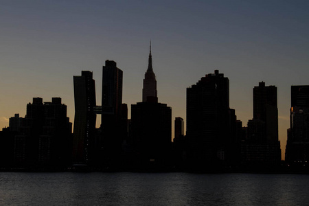 在前一夜黑暗中的曼哈顿的剪影大厦
