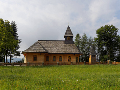在波兰的木制教堂里