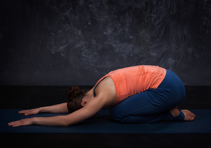 美丽运动适合瑜伽女孩做法瑜伽体式 balasana