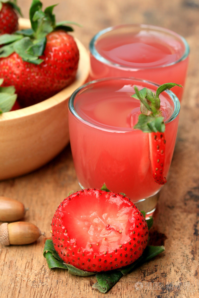 新鲜的草莓汁