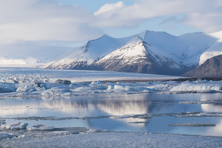 在冬末的 Jokulsarlon 湖