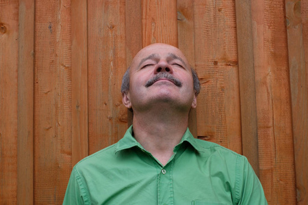 仰头的人英俊的成熟男人是仰头和微笑照片