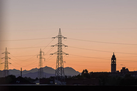 高电压电源线电缆在夕阳中的剪影