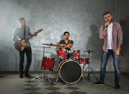 音乐家演奏乐器和唱歌照片