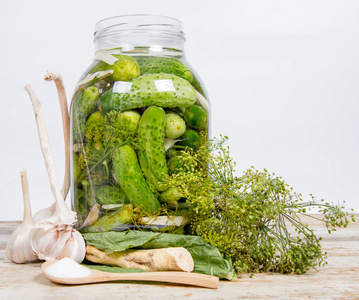 盐水的莳萝泡菜在一个罐子里的盐水的泡菜照片