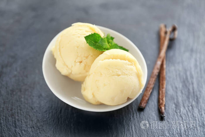 美味的香草冰淇淋球