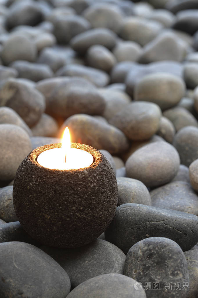 海石上的蜡烛照明