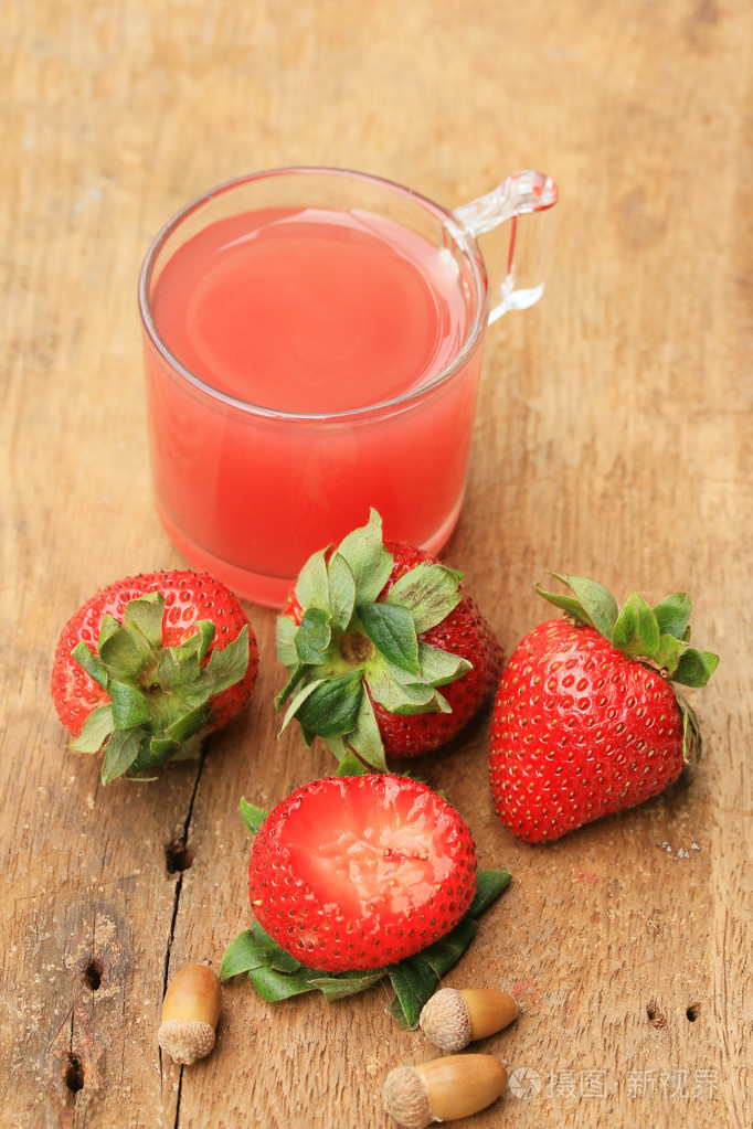 新鲜的草莓汁