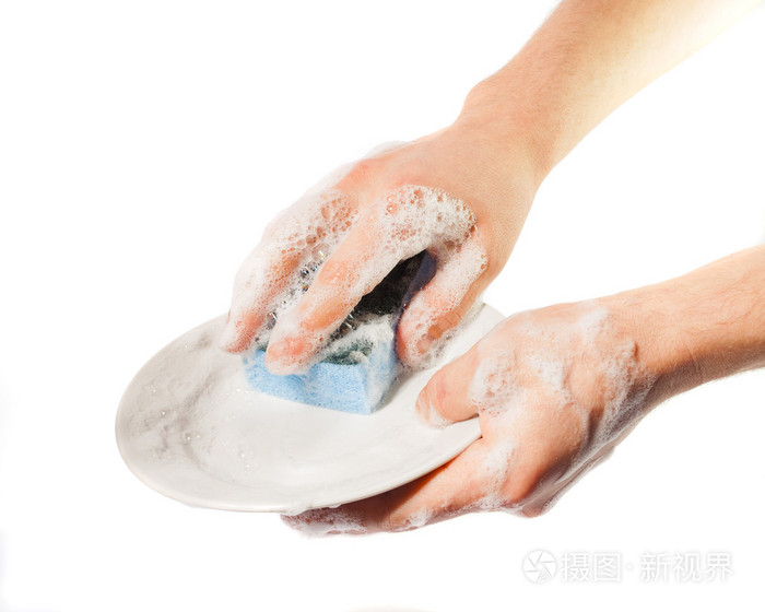 男人的手洗碗碟在白色背景上