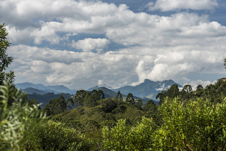 徒步旅行 Itatiaia 国家公园的山