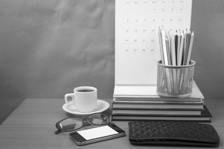 桌  咖啡与手机 钱包 日历 彩色铅笔框