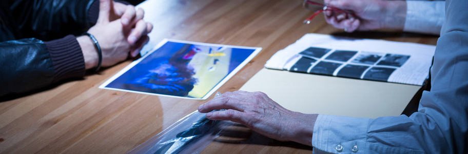 物证摆在桌上照片