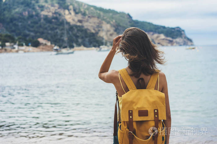 背包的背影时髦女孩