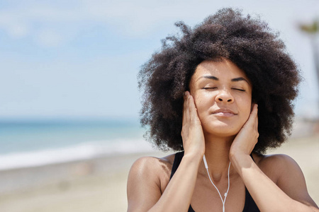 黑人的美国女人上海滩听音乐放松