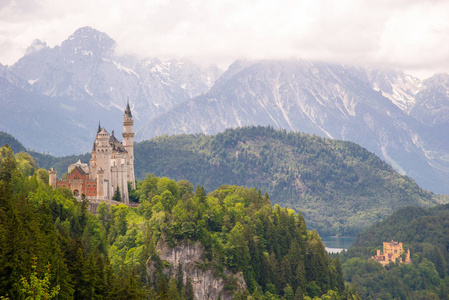 在德国巴伐利亚阿尔卑斯山的新天鹅堡.著名的地标照片
