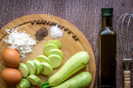 健康饮食，素食食物。准备与香料用橄榄油煎煎锅里的原始西葫芦