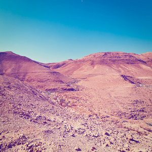 阿克洛基沙漠景观-玄武岩石头山 / 岩石和墓耐性红色的晚霞天空河