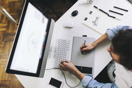 年轻的平面设计师,在办公室里工作照片