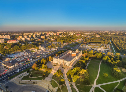 从鸟眼的角度看。城市风景与区 Kalinowszczyzna 的城堡 Lubelskie 和大厦