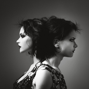 两面派的一方与另一个男人的女孩.摄影艺术在黑色和白色的风格照片