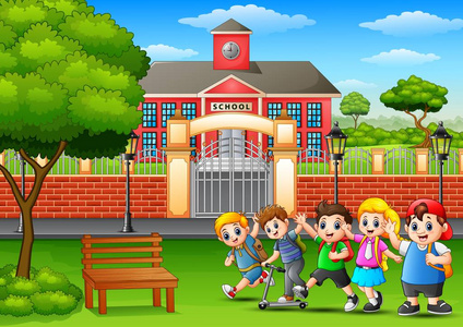 快乐的学校孩子们在学校大楼前玩