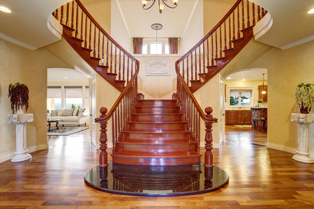 优雅的楼梯优雅的双楼梯和枝形吊灯照片