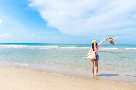 快乐和放松在海滩的女人在夏季的一天。旅游概念