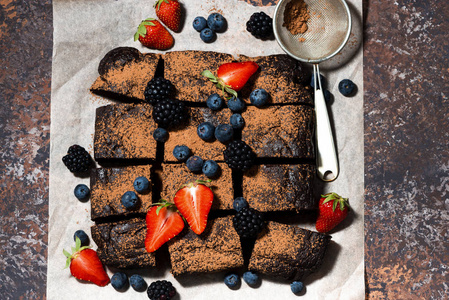 甜点巧克力布朗尼蛋糕与新鲜浆果，顶视图