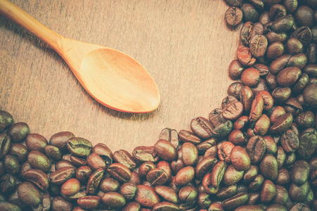 咖啡豆和木勺与滤波效果复古老式 s