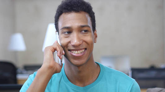 微笑 amd 谈电话的黑人男子
