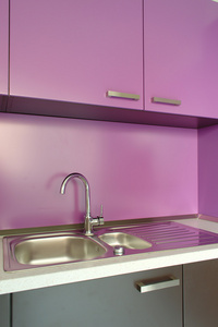 装修现代厨房里紫色和棕色