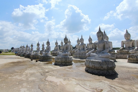 那空寺洛坤府，泰国佛雕像公园