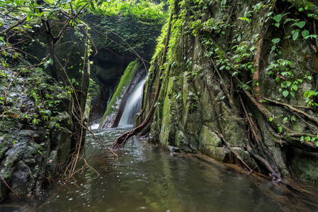 克罗E牍瀑布和雨林考艾国家公园，泰国在山上