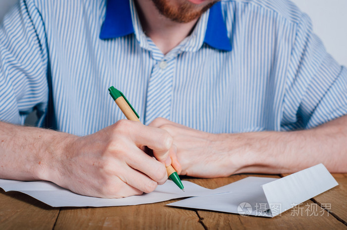 年轻的人写一封信