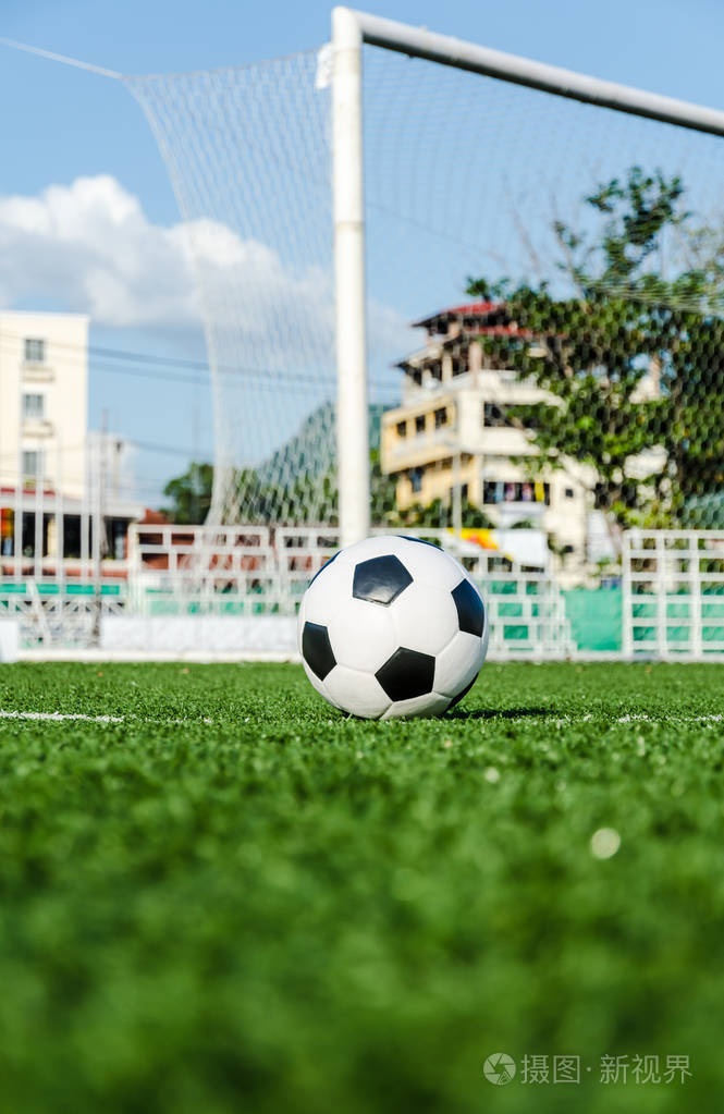 足球足球场绿色的草地上