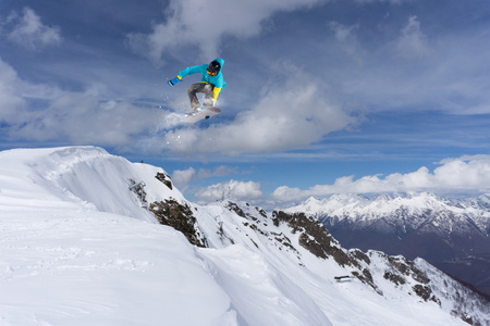 在山上飞滑雪板