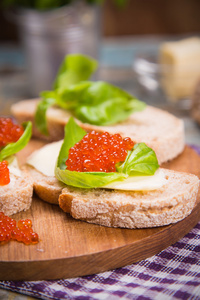 红鱼子酱面包上照片