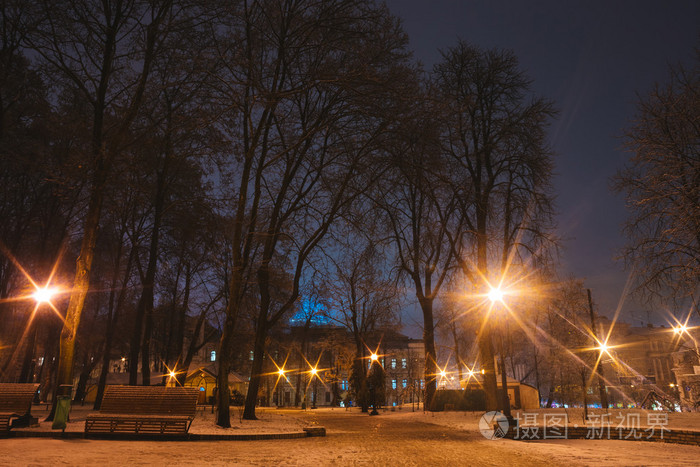 寒地城市户外美丽寂静的夜晚下雪的圣诞心情