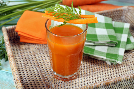 杯胡萝卜汁与蔬菜切片图片